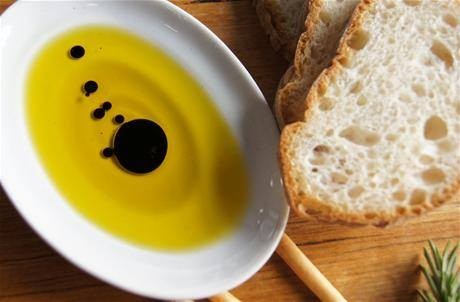 Bread, oil and balsamic together is not Italian!